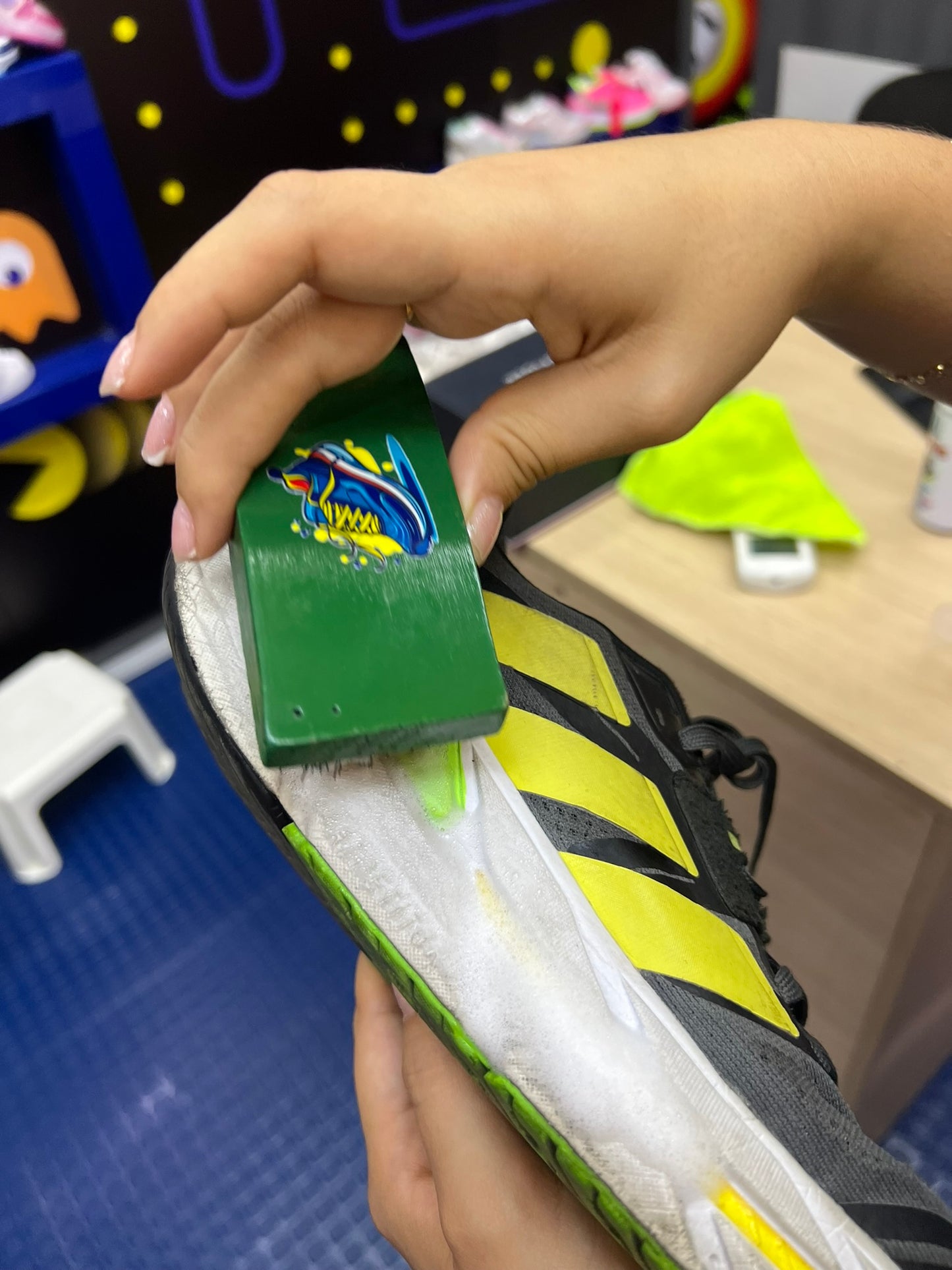 FULL WHITE (LIMPIADOR,RESTAURADOR Y PROTECTOR DE CALZADO)